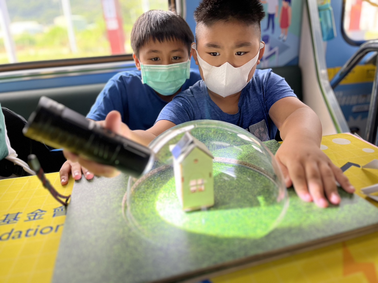 南宫·28WD參與基礎科學主題車廂，以STEAM教學精神，設計「逐日科學家」、「太陽能工程師」以及「淨零建築師」三大能源科普課程和實驗